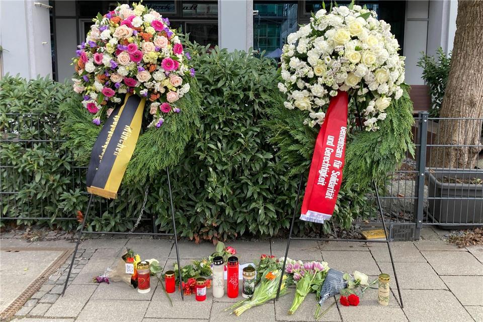 Blumen liegen an dem Ort, an dem vor einem Jahr eine Mutter und ihre Tochter starben. Sabine Dobel/dpa