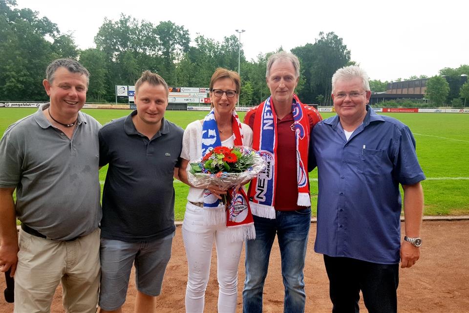 Blumen und Andenken als Erinnerung an die Zeit bei der SG Borken: Fußball-Abteilungsleiter Jörg Elsbeck (links), der Sportliche Leiter Patrick Herzog und Vorstandsmitglied Alfons Gedding (rechts) bedankten sich bei Heike und Ralf Bugla für ihr Engagement im und für den Klub.