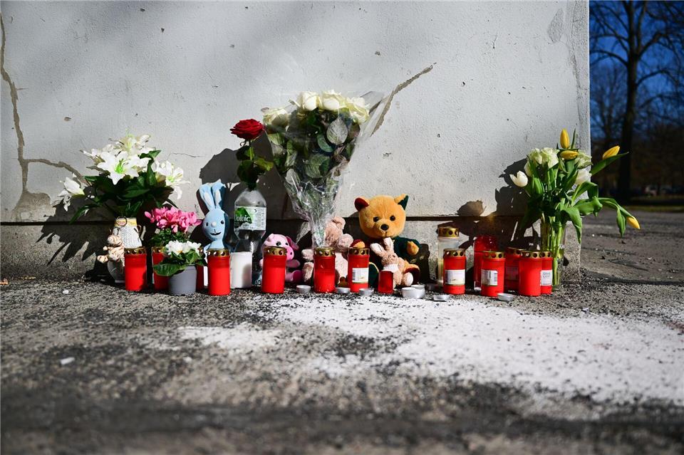 Blumen und Beileidsbekundungen liegen in Berlin-Marzahn an der Stelle, an der gestern ein Kind aus 15. Stock gestürzt ist.Sebastian Gollnow/dpa