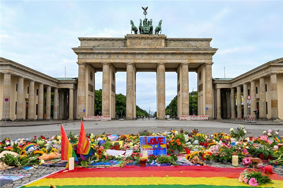 Blumen und Kerzen am Brandenburger Tor nach Fahrt in Menschenmenge beim CSD in BerlinSoeren Stache/dpa