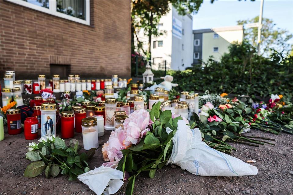 Blumen und Kerzen am Unfallort: In Dinslaken ist die Trauer nach dem Unfalltod zweier Kinder groß.Oliver Berg/dpa