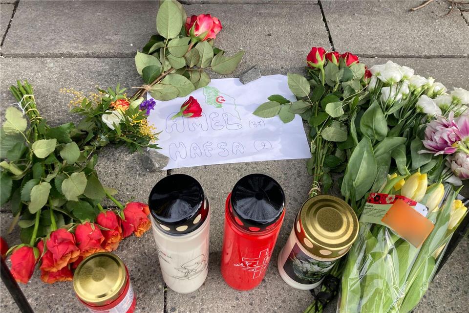 Blumen und Kerzen erinnern an Amel und ihre Tochter Hafsa, die bei dem Anschalg starben.Sabine Dobel/dpa