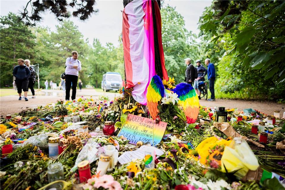 Blumen und Kerzen liegen am Ort des Angriffs im Tiergarten. Christoph Soeder/dpa