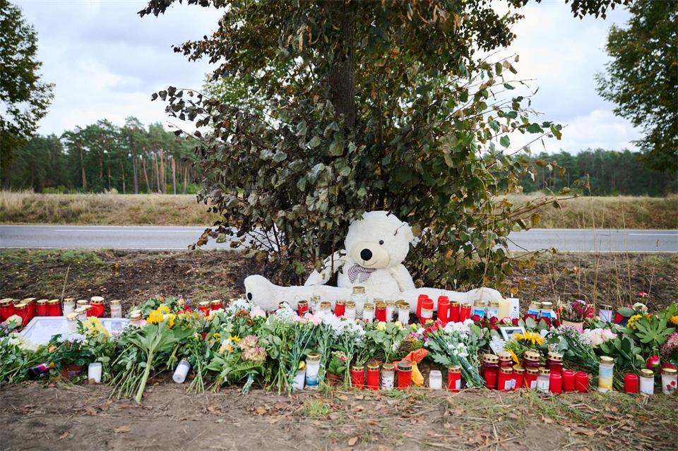 Blumen und Kerzen säumen die Landstraße am Unfallort bei Biesenthal im Kreis Barnim.Annette Riedl/dpa