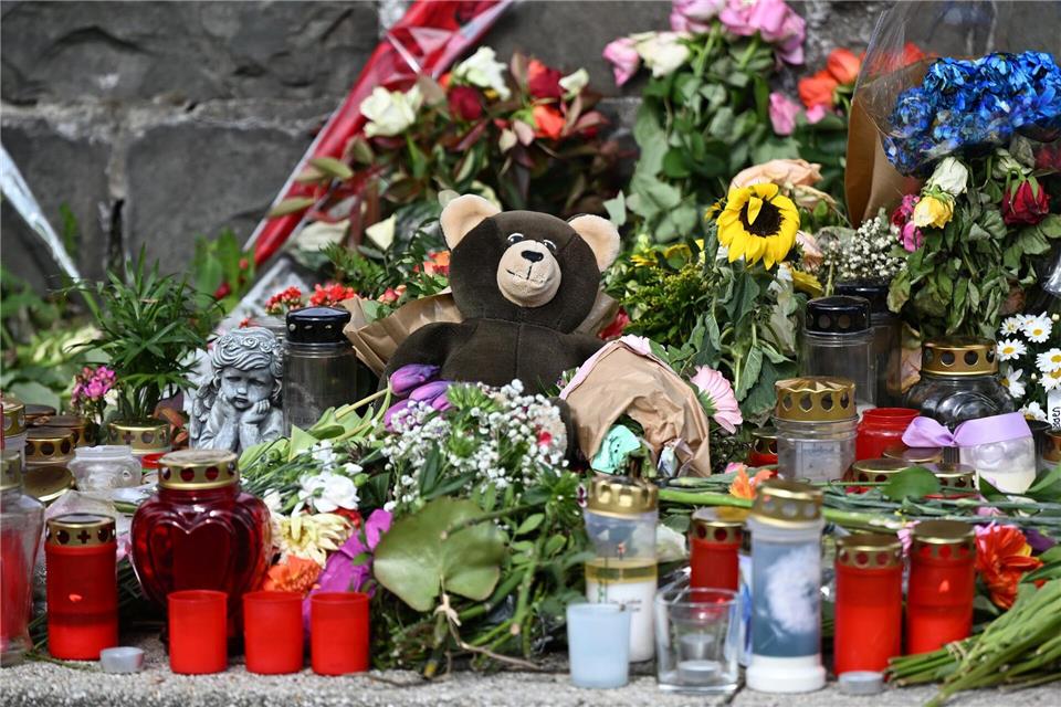 Blumen und Kerzen stehen an der Unfallstelle in Remscheid. (Archivbild)Federico Gambarini/dpa