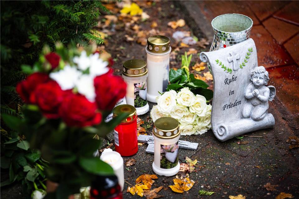 Blumen und Kerzen wurden am Tatort im Bremer Stadtteil Obervieland abgelegt.Sina Schuldt/dpa