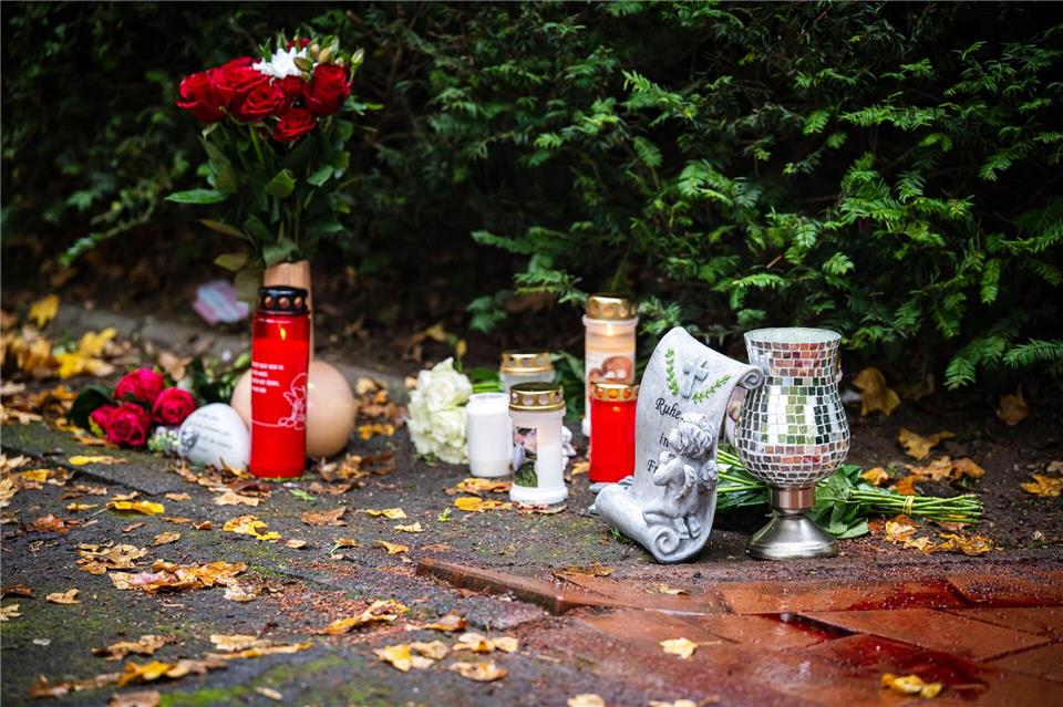 Blumen und Kerzen wurden am Tatort im Bremer Stadtteil Obervieland abgelegt.Sina Schuldt/dpa