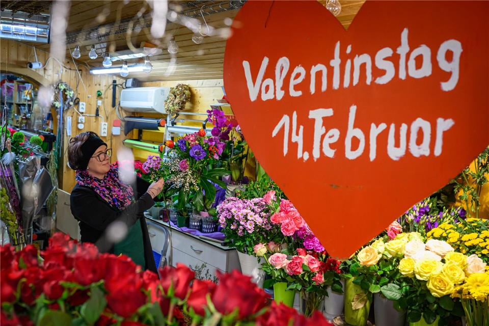 Blumen werden gerne an Valentinstag als Liebesbeweis geschenkt.  (Symbolbild)Patrick Pleul/dpa