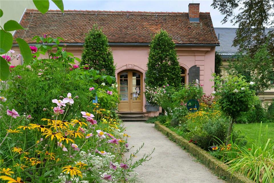 Blumenbeete ziehen sich bis zum Gartenhaus im Garten des Kirms-Krackow-Hauses in Weimar, heute ein Museum für die Wohnkultur ab dem 18. Jahrhundert.Daniela David/dpa-tmn