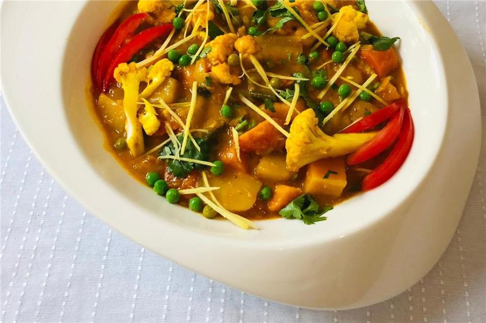 Blumenkohl mal ganz anders: Das Blumenkohl-Kartoffel-Ragout mit Kokosmilch ist vegan und kombiniert das Gemüse mit exotischen Gewürzen.Gholam Soltani/Öko-Institut e.V./dpa-tmn
