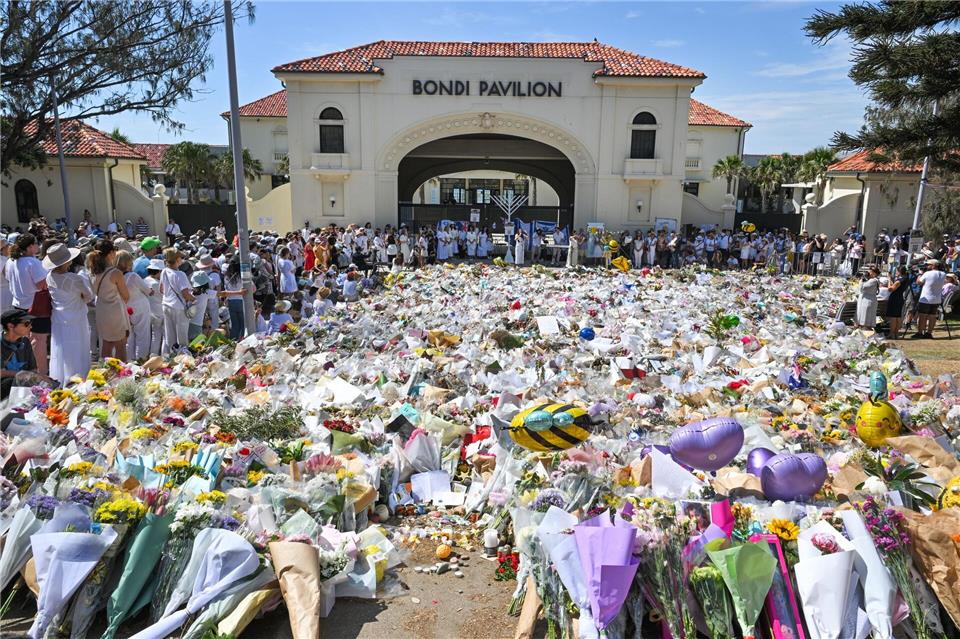 Blumenmeer am Bondi Beach: Sydney hält inne für die TerroropferMick Tsikas/AAP/dpa
