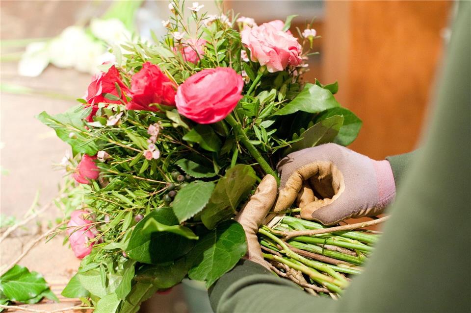 Blumensträuße sind beliebte Geschenke am Valentinstag. Frühblüher wie Tulpen, Narzissen oder Ranunkeln sind eine schöne heimische Alternative zu den sonst üblichen Rosen.Klaus-Dietmar Gabbert/dpa-tmn