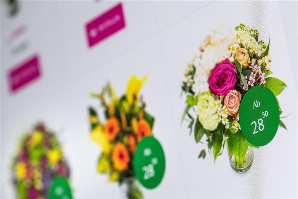 Blumensträuße überreicht man am besten persönlich. Geht das nicht, bieten sich Online-Shops an.picture alliance/dpa