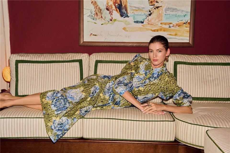 Blumenstrauß für Bluse und Kleid: Florale Muster sind derzeit im Trend. Hier zu sehen bei Rich&Royal (Kleid ca. 249 Euro).Rich&Royal/dpa-tmn