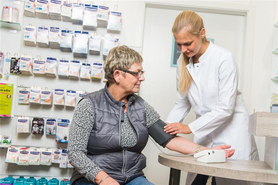 Blutdruck im Blick: Patientinnen und Patienten mit blutdrucksenkenden Medikamenten können ihren Blutdruck kostenlos in der Apotheke messen lassen.Benjamin Nolte/dpa-tmn