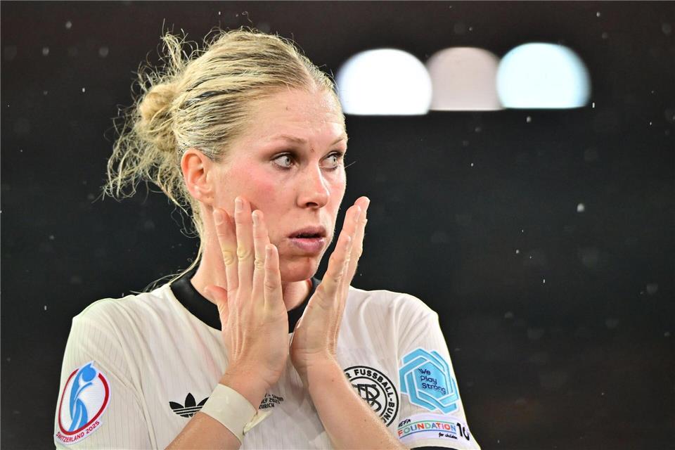 Blutige Knie in Norwegen? Fußball-Nationalspielerin Rebecca Knaak. (Archivbild)  Sebastian Christoph Gollnow/dpa