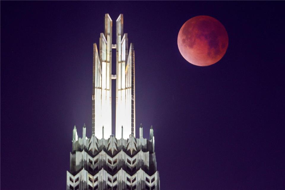 Blutmond - USA: Der Mond geht hinter der Boston Avenue United Methodist Church während einer totalen Mondfinsternis unter.Mike Simons/Tulsa World/AP/dpa