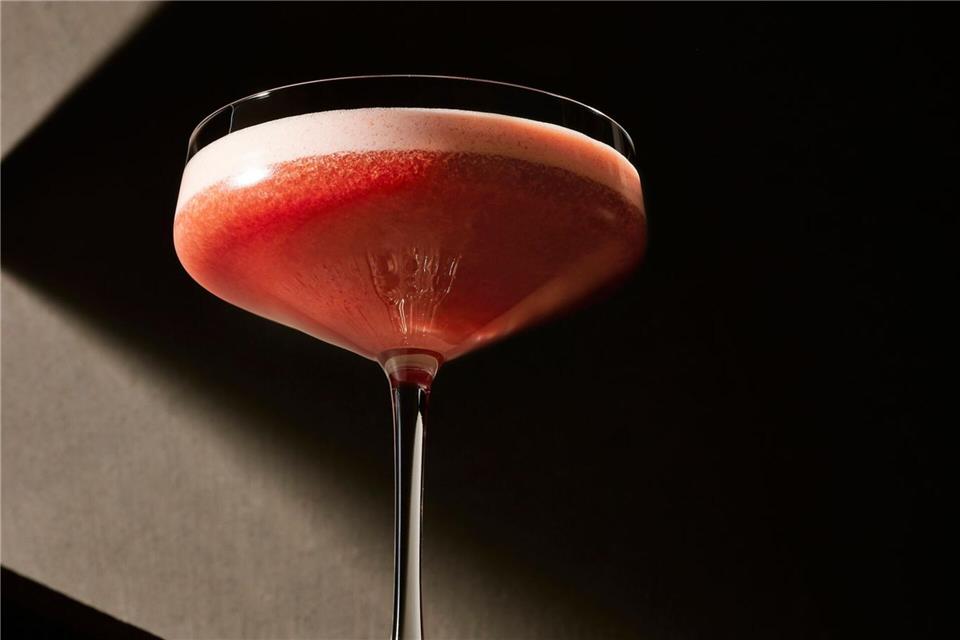 Blutorange-Mandel-Tonkabohne: Schaumig geshakt in der Cocktail-Schale.Vivi D´Angelo/Südwest Verlag/dpa-tmn