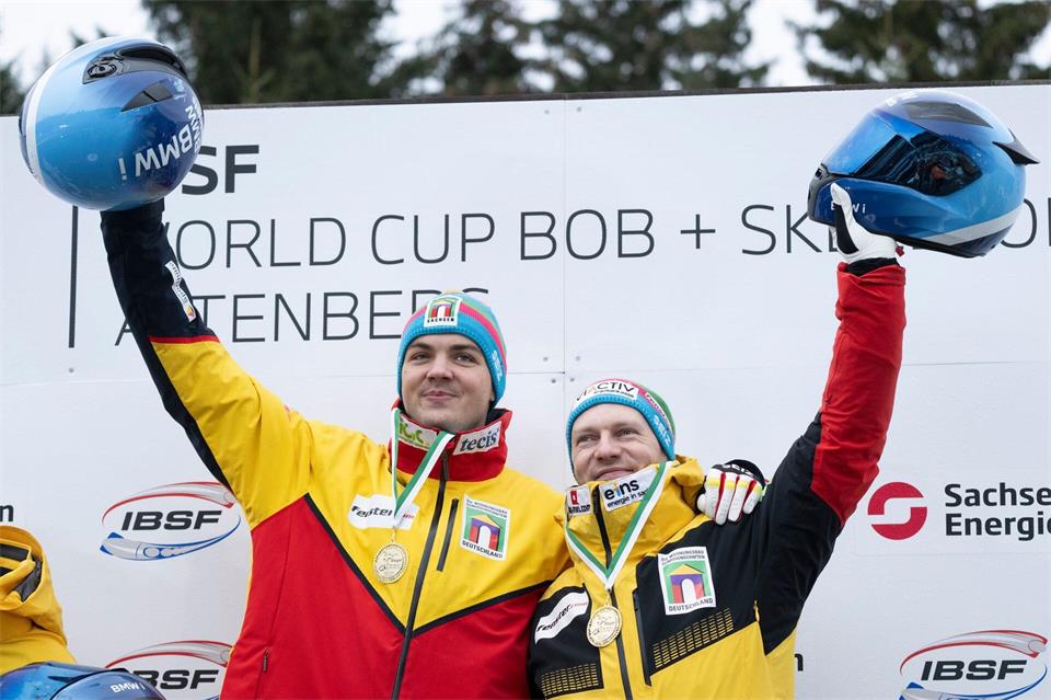 Bob-Anschieber Simon Wulff (l) ist nach seiner Dopingsperre zurück im Team von Rekordweltmeister Francesco Friedrich. (Archivbild)Sebastian Kahnert/dpa
