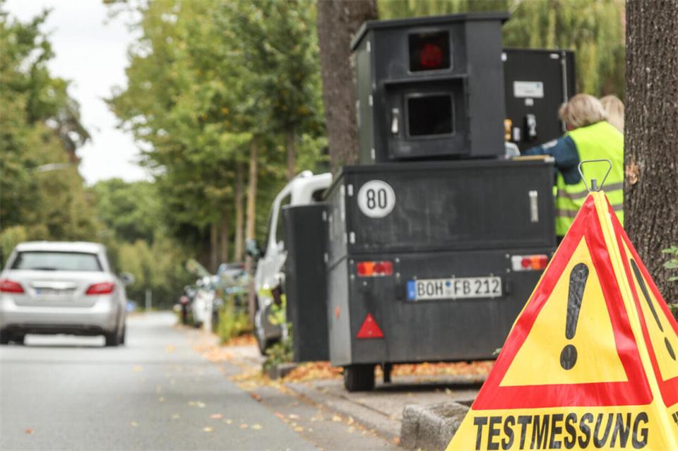 Bocholt will seine Geschwindigkeitskontrollen ausweiten. Zur Wahl stehen ein zweiter Superblitzer oder eine eigene Kamera für das vorhandene Radarfahrzeug.
