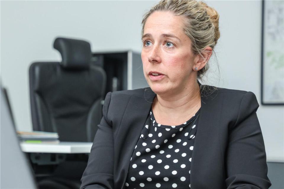 Bocholts Kämmerin Jennifer Menk legte im Rat die düsteren Zahlen für den Jahresabschluss der Stadt von 2025 vor.