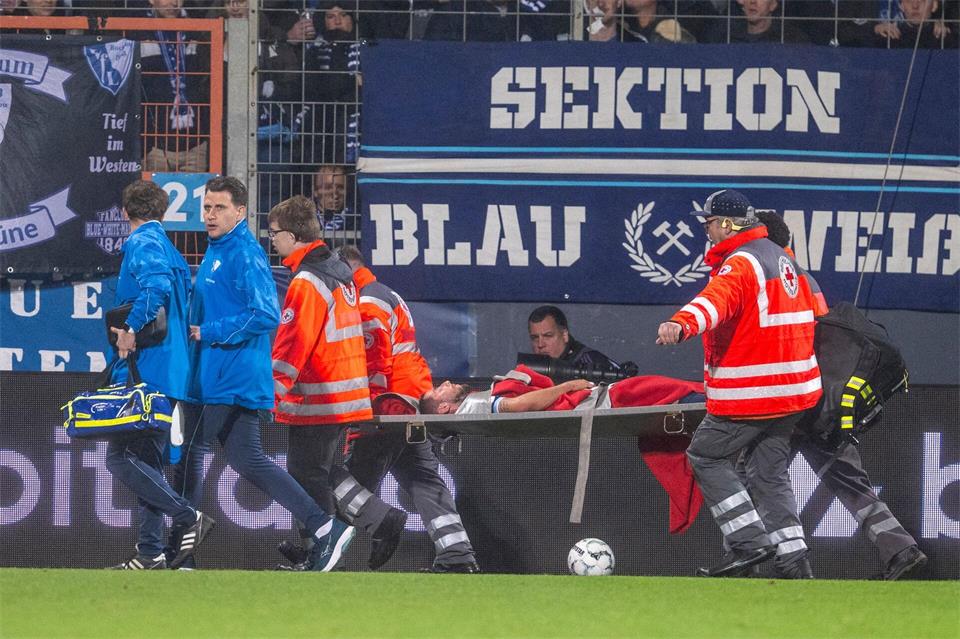 Bochum Maximilian Wittek musste nach einem Zusammenstoß vom Platz getragen werden.David Inderlied/dpa
