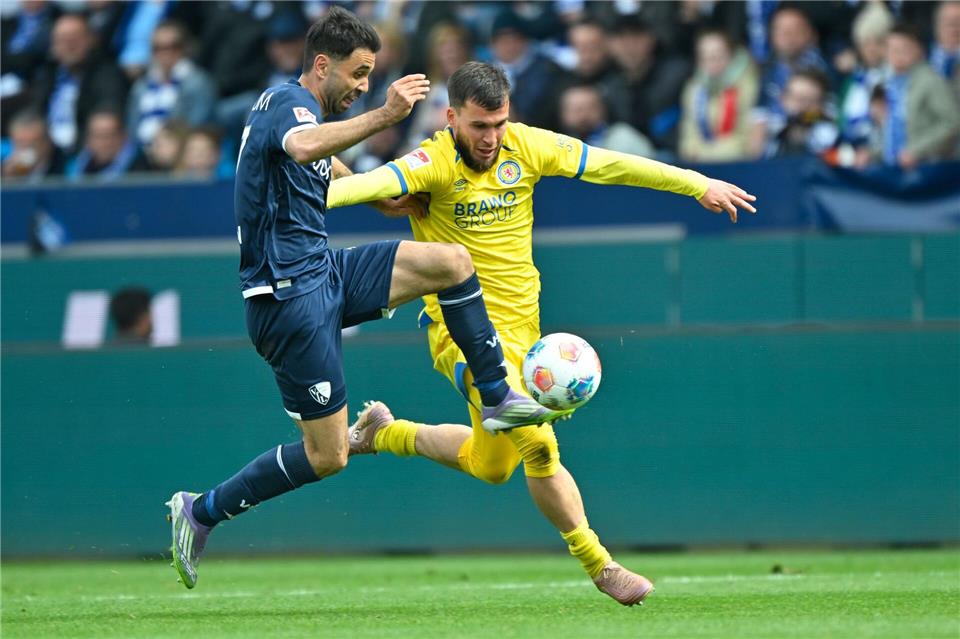 Bochums Gerrit Holtmann (l) ist vom Braunschweiger Mehmet Aydin nicht zu stoppen.Ulrich Hufnagel/dpa