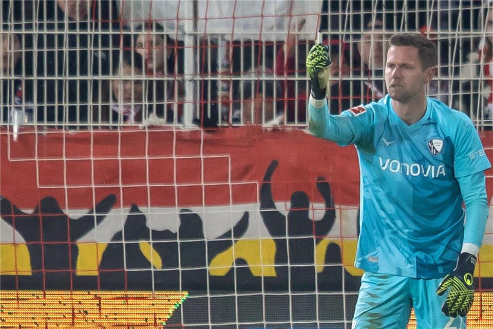 Bochums Keeper Patrick Drewes das Feuerzeug hoch, das ihn getroffen hat.Andreas Gora/dpa