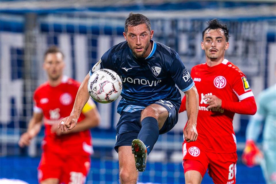 Bochums Maximilian Wittek behauptet den Ball vor Paul Nebel.David Inderlied/dpa