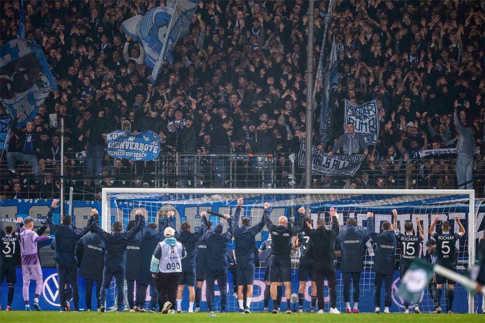 Bochums Spieler feierten nachdem Pokalerfolg mit den Fans.David Inderlied/dpa