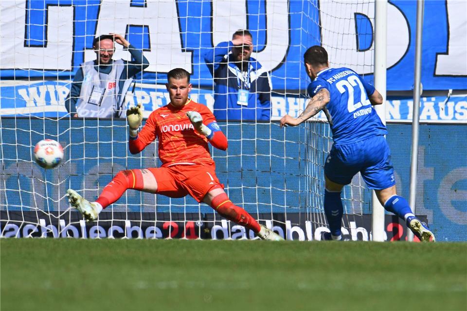 Bochums Torwart Timo Horn (hier gegen Magdeburgs Mateusz Zukowski) musste allein in den letzten beiden Spielen sieben Gegentore hinnehmen (Archivbild).Swen Pförtner/dpa