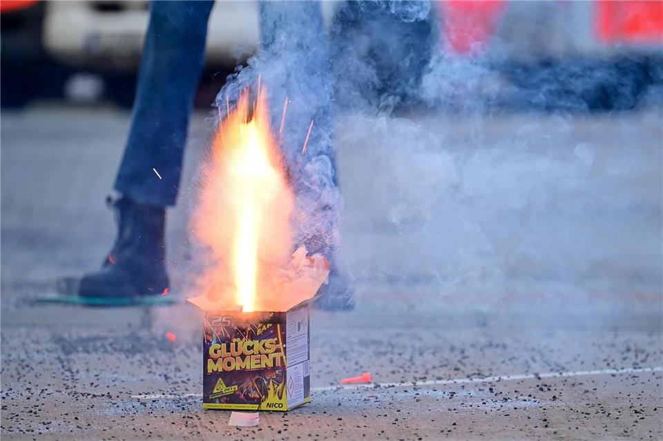 Bodenfeuerwerk zündet während der Pressekonferenz „Gemeinsam sicher feiern: Silvester 2025/2026“ der Berliner Feuerwehr.Sebastian Christoph Gollnow/dpa