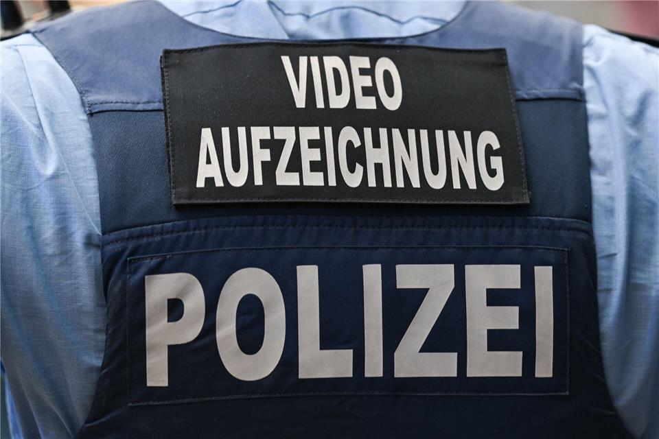 Bodycams dürfen inzwischen auch in Wohnungen eingesetzt werden. (Archivbild)Arne Dedert/dpa