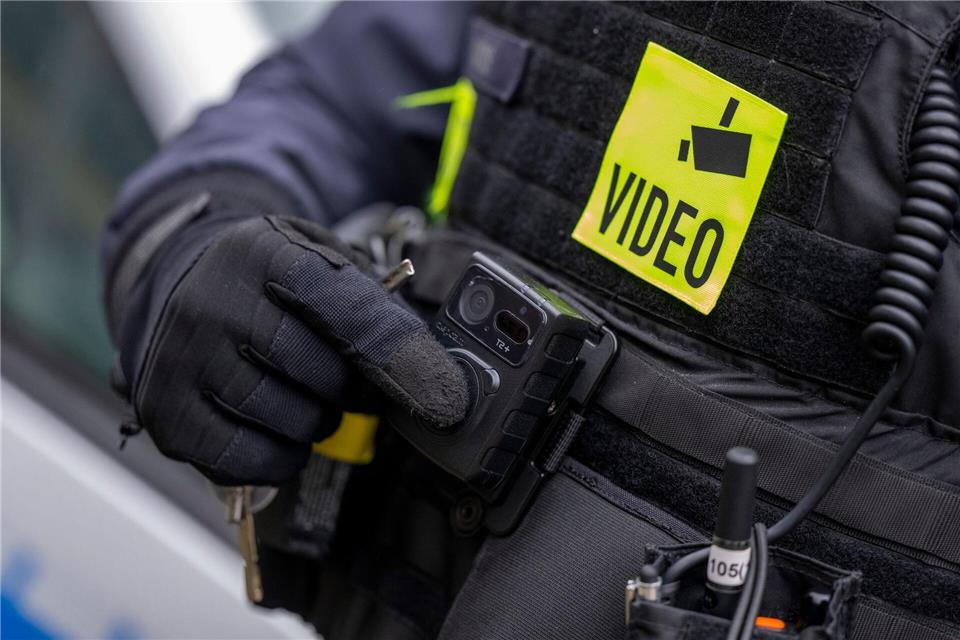 Bodycams könnten künftig bei der Polizei in Niedersachsen häufiger zum Einsatz kommen als bisher. (Symbolbild)Monika Skolimowska/dpa