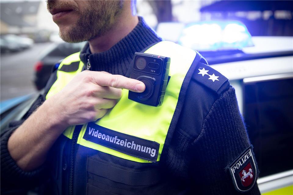 Bodycams sollen Polizeieinsätze transparenter machen. (Archivbild)Friso Gentsch/dpa
