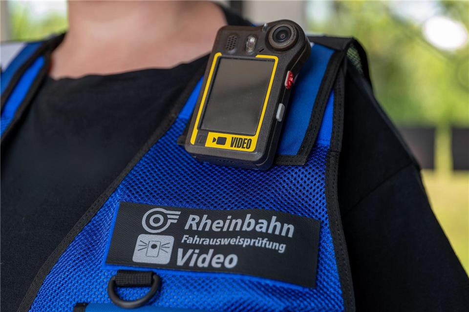 Bodycams sollen bei Kontrollen in Fahrzeugen der Rheinbahn Übergriffe verhindern und das Sicherheitsgefühl erhöhen. (Archivbild)Rheinbahn/dpa