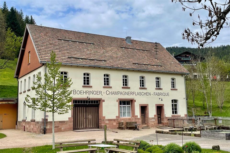 „Boehringer Champagnerflaschen Fabrique“ in Baiersbronn-Obertal: Zeitzeuge der Schwarzwälder Glasherstellung.Bernhard Krieger/dpa-tmn