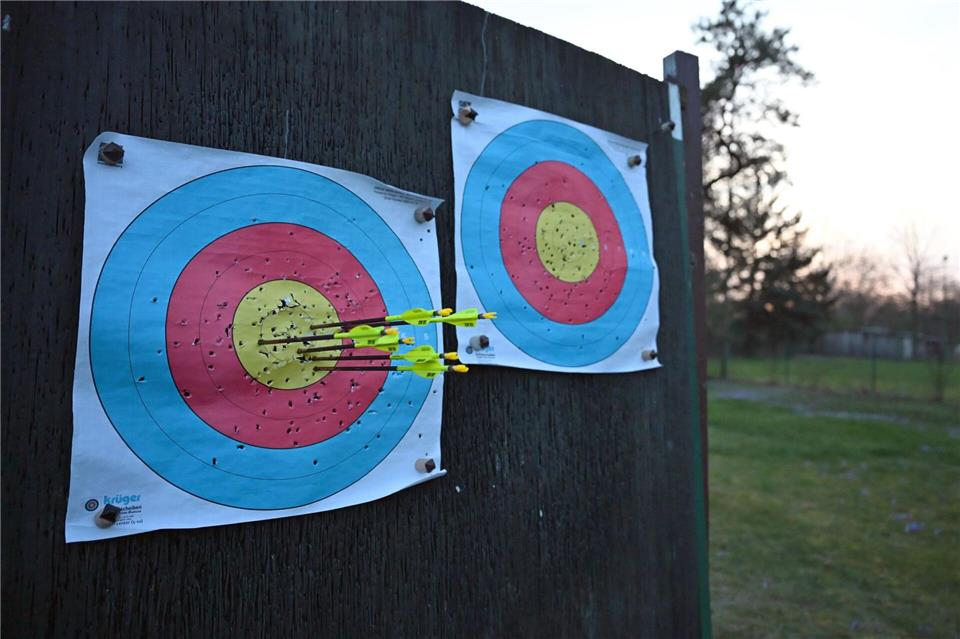 Bogenschießen dürfen auch Kinder.Michael Brandt/dpa