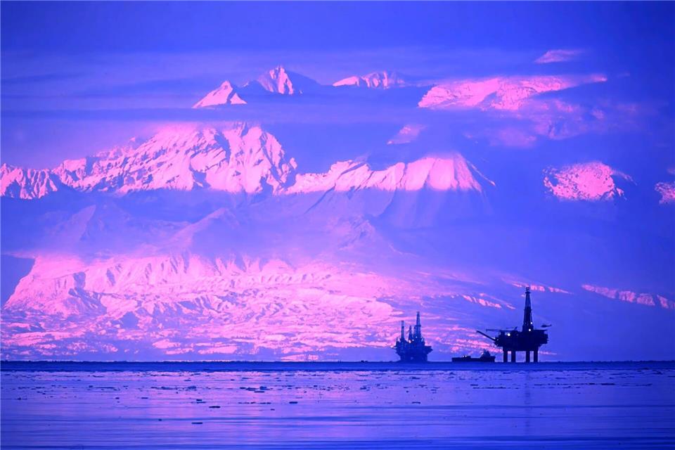 Bohrinseln liegen in Alaska vor abendliche Alpenglühen.Al Grillo/ZUMA Press Wire/dpa