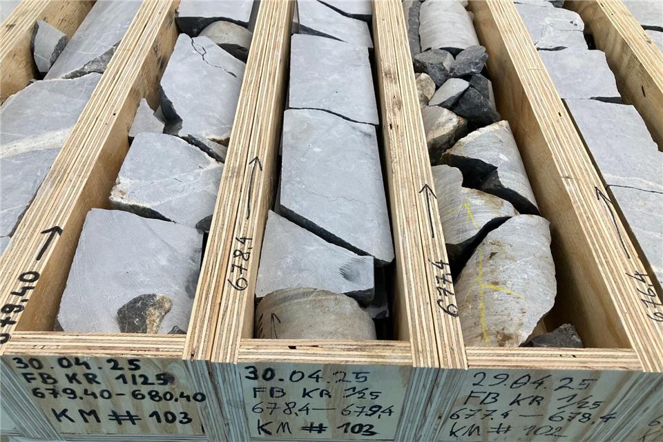 Bohrkerne aus der Forschungsbohrung zu Erdwärme-Quellen in Krefeld.  Das zerrüttete Gestein bewerten die Geologen positiv, weil da Wasser fließen könne. Volker Danisch/dpa