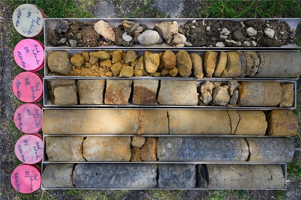 Bohrproben liegen bei Bohr- und Sondierungsarbeiten für eine potenzielle Behelfsbrücke über die Elbe in Bad Schandau auf dem Boden.Robert Michael/dpa