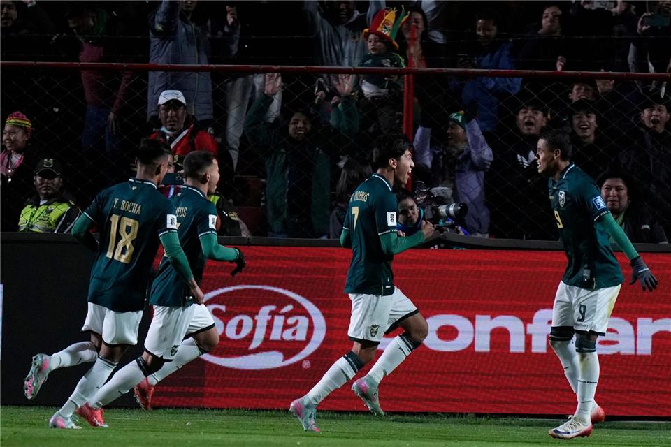 Bolivien holt sich den letzten verbliebenen Platz für die WM-Playoffs in Südamerika.Juan Karita/AP/dpa