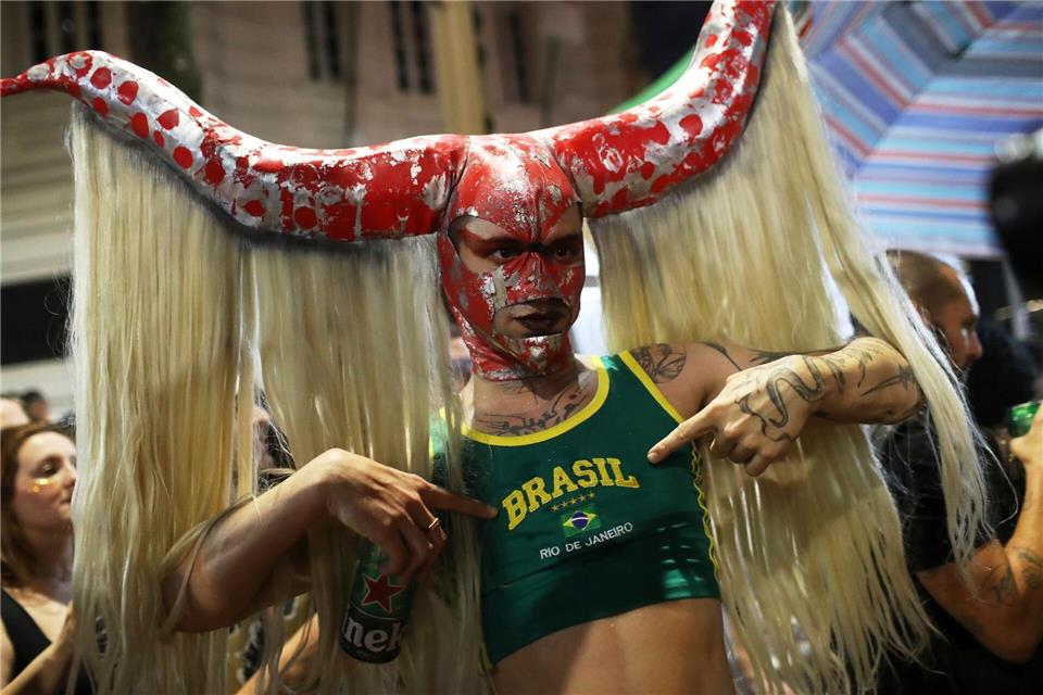 Bilder des Tages Bolsonaro verurteilt: Gegner feiern Urteil auf Rio-PlatzBruna Prado/AP/dpa