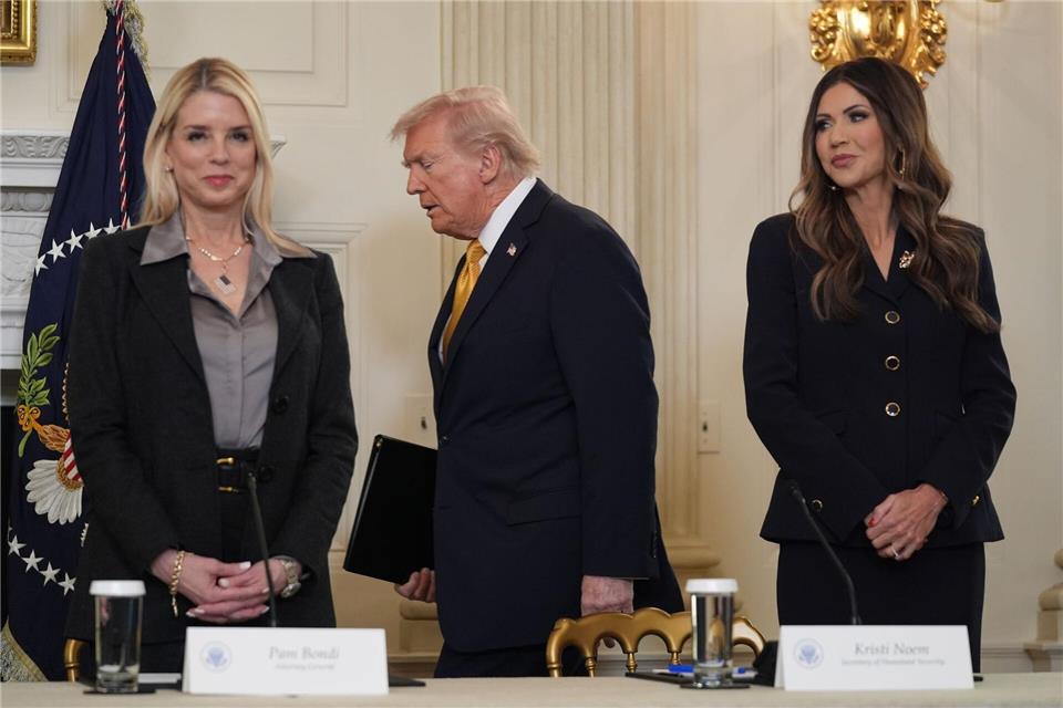 Bondi und Noem sind nicht mehr Teil von Trumps Regierung. (Archivbild)Evan Vucci/AP/dpa