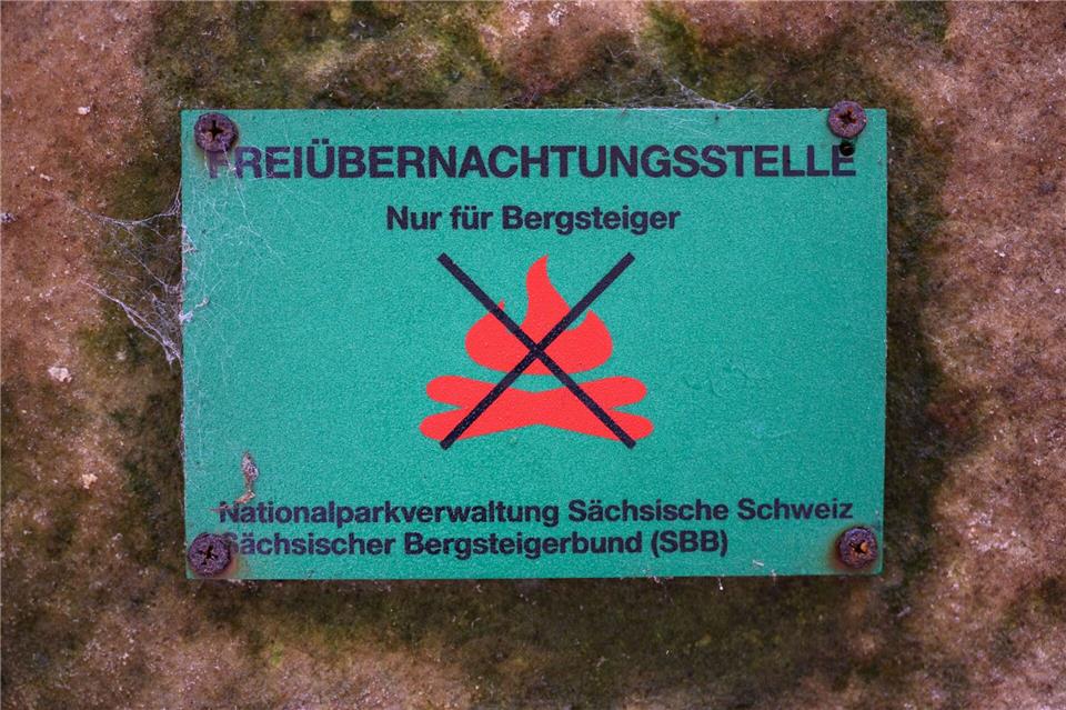 „Boofen“ in Sächsischer Schweiz bis Mitte Juni verboten. (Archivbild)Robert Michael/dpa