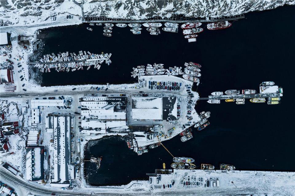 Boote liegen im Hafen von Nuuk in Grönland.Evgeniy Maloletka/AP/dpa