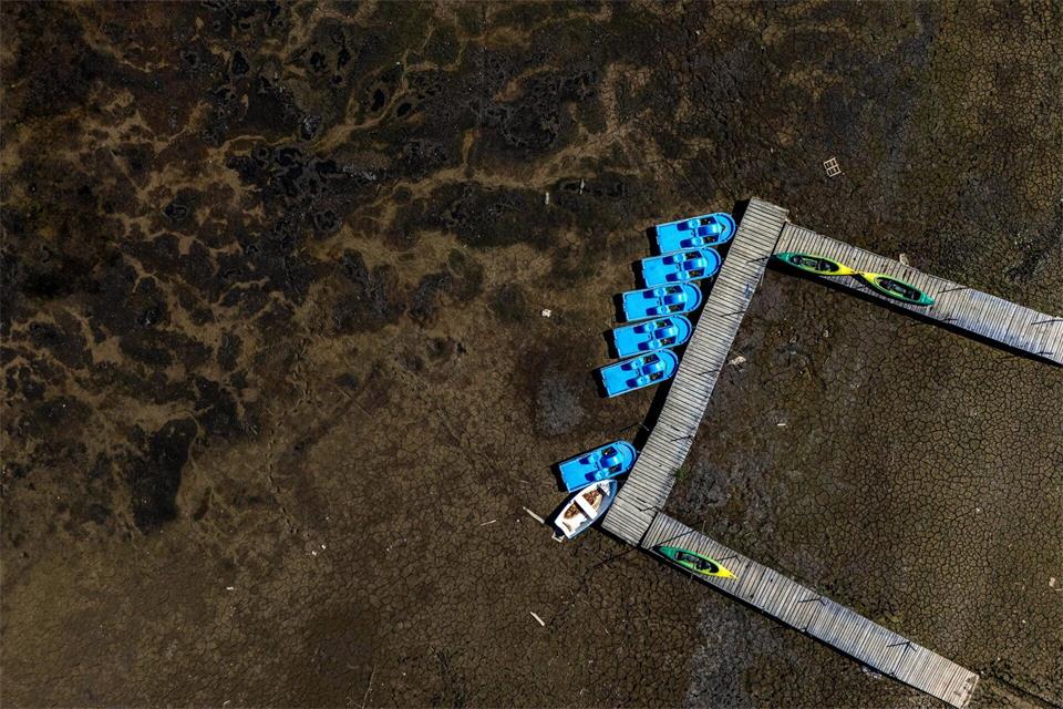 Boote liegen in einem der Arme des Solina-Sees in der Nähe des Dorfes Zawoz im Südosten Polens auf dem Trockenen.Darek Delmanowicz/PAP/dpa