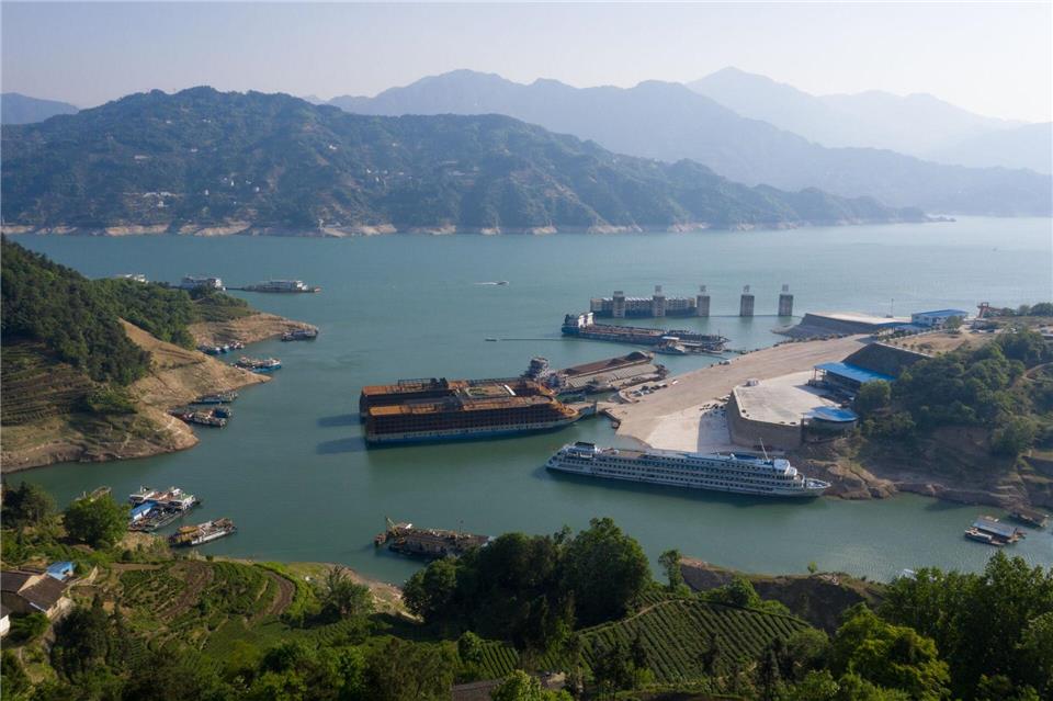 Boote und Schiffe liegen im Flussbecken von Zigui.Lei Yong/XinHua/dpa