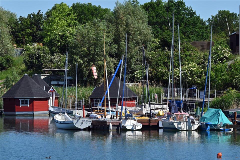 Bootfahren ist etwa auf dem Alperstedter See bei Erfurt möglich. Martin Schutt/dpa