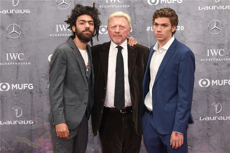 Boris Becker (m) mit seinen Söhnen Noah (l) und Elias (r) bei der Verleihung der Laureus World Sports Awards 2020 in Berlin.